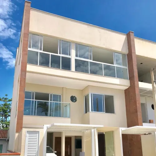 TRIPLEX NA PRAIA DO CAPRI | ELEVADOR | 427 M² | 5 SUÍTES | 2 VAGAS DE GARAGEM | ÁREA DE FE