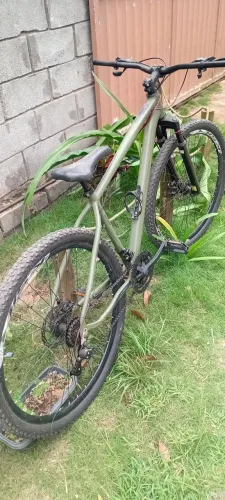 bicicleta KSW xlt100 aro 29 21marchas freio a disco 160 e porta garrafa d'água