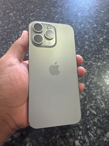 iPhone 15 pro max novo com 13 capinhas 