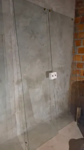 Vendo 2 par de porta de vidro medindo 2,90 por 210 de altura no valor 1.800