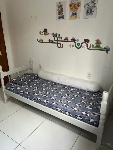 Cama de madeira com colchão