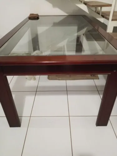 Mesa de madeira maciça.