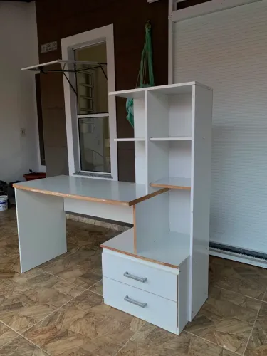 Mesa de escritório com Estante e 2 Gavetas - Branca