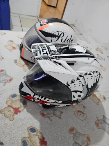 VENDO 2 CAPACETES BARATINHO