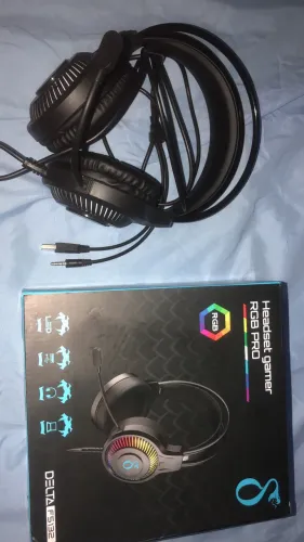 Fone headset preto com microfone, som ótimo e muito confortável.