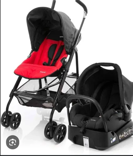 Carrinho de bebê com bebê conforto.