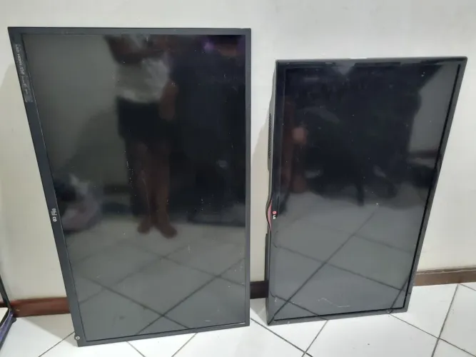 Duas TVs para retirada de peças