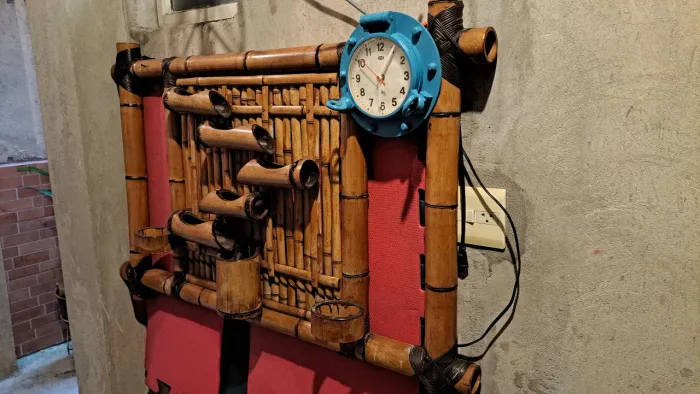 Fonte de bambu artesanal e relógio de parede 