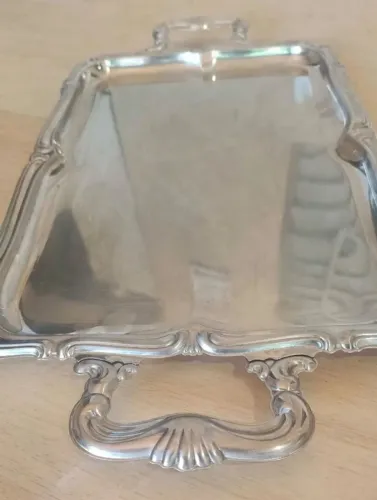 Bandeja prateada mede 40cm de bandeja e 53 cm de alça a alça ,bem pesada de 1960 raridade