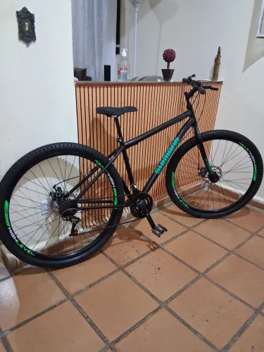 Bike Shimano aro 29 freios a disco semi nova
