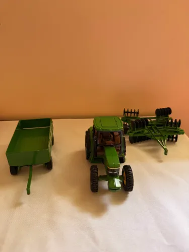 Conjunto Miniaturas John Deere 6410 com Vagão e Grade de Discos 1/32 Tomy ERTL