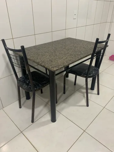 mesa de mármore com duas cadeiras