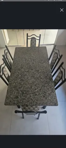 Mesa com 6 cadeira com tampo em pedra semi nova 