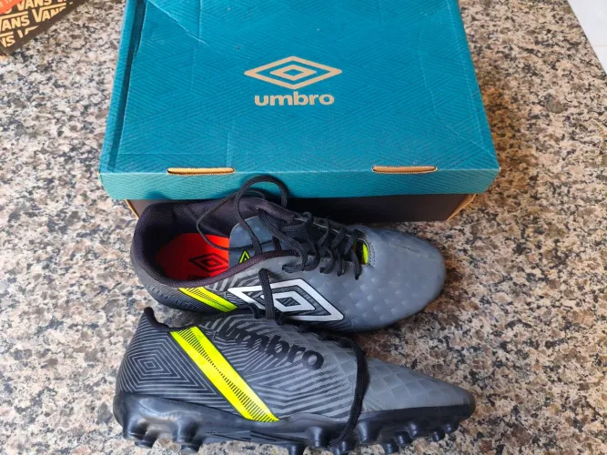 Chuteira campo Umbro Tam. 39