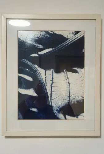 Quadro abstrato com borda branca e moldura