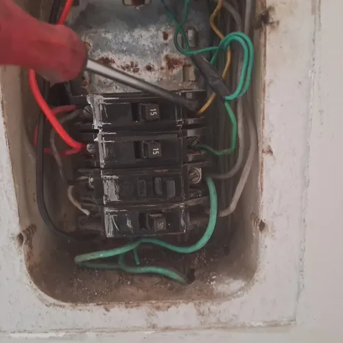 Eletricista de manutenção a domicílio.
