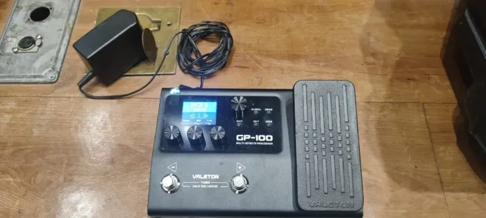 Pedaleira de guitarra Valeton GP-100 (usada 2x)