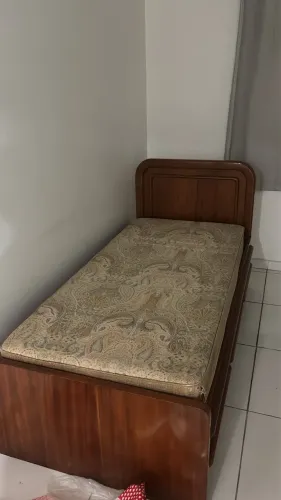 CAMA COM COMPARTIMENTOS PRA GUARDAR COISAS