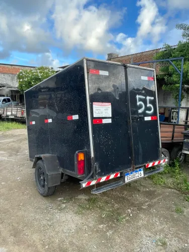 Vende-se carroça baú