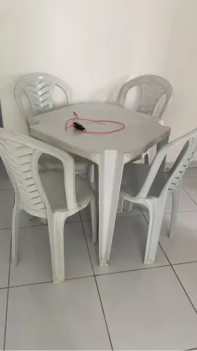 Várias Mesas e cadeiras 