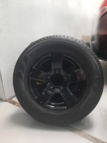 Jogo de Rodas de liga Leve com Pneu Pirreli 215/70 R16