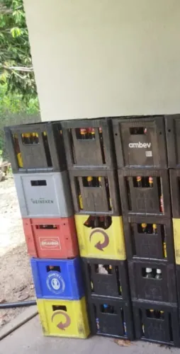 Vendo 15:Grades de cerveja vazia completa pôr 25 reais cada 