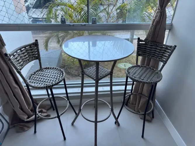Conjunto de mesa e banquetas