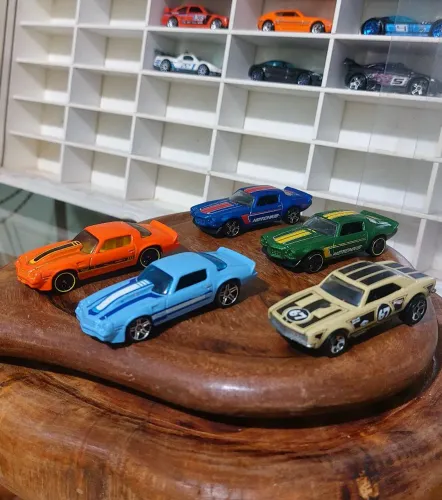 Hot Wheels versões 70 e 81 Camaro Chevrolet