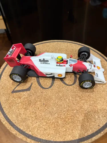Miniatura McLaren Ayrton Senna