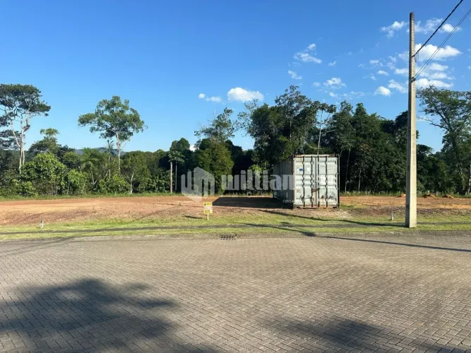 Lote Aldo Padrão a venda com 600m² e fundos para área verde num condomínio fechado no bair