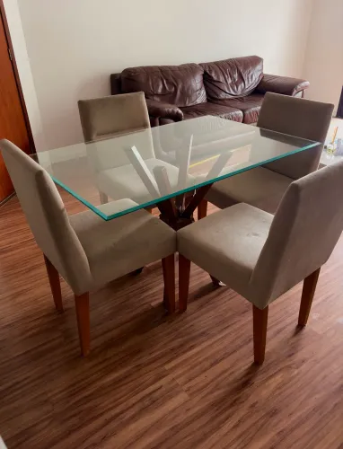 Mesa de jantar com 4 cadeiras