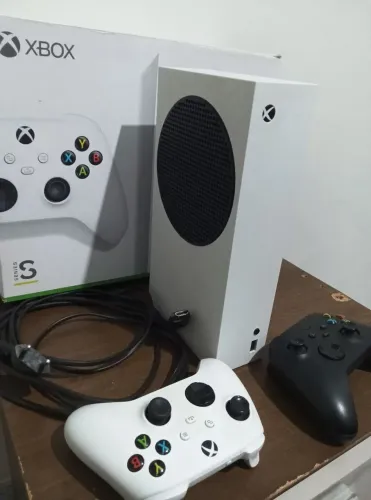 Xbox Series S - 2 controles
