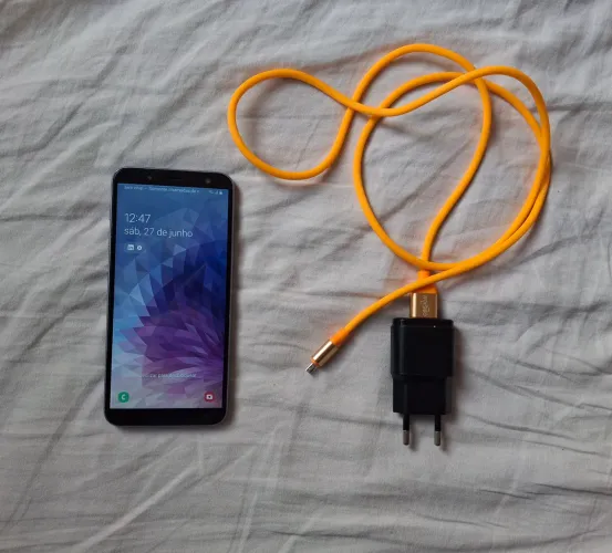 J6 com carregador