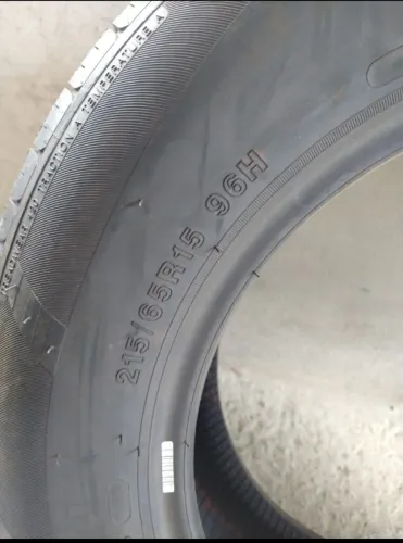 Pneu 15.  215 x 65