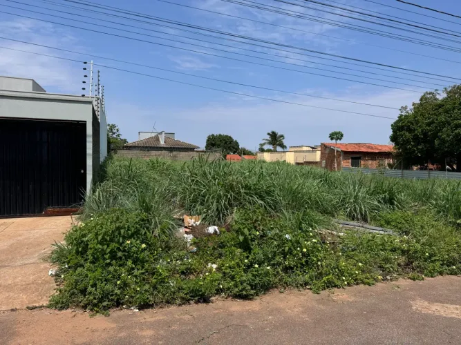 Lote residencial com 13 metros de frente, com 30 metros de fundo.