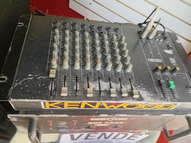 Caixa som amplificador e mesa de som