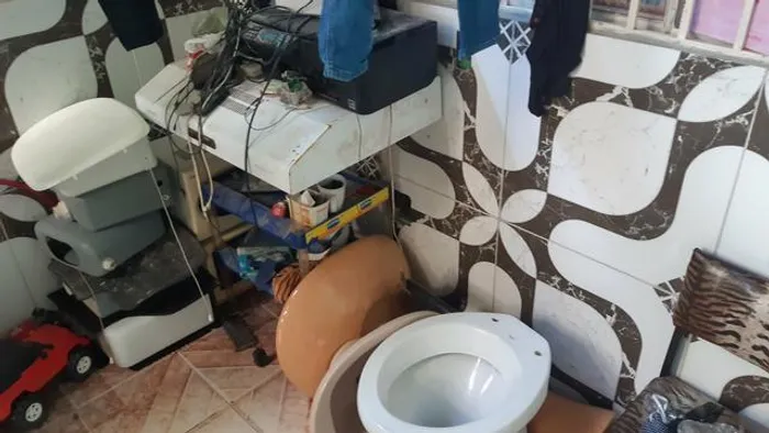 Vaso sanitário, caixas acopladas, lavatórios na cor caramelo e bege,