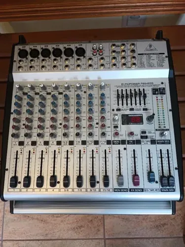Mesa de som Behringer Europower PMH 1000