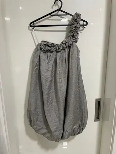 Vestido de um Ombro Só de Tafetá