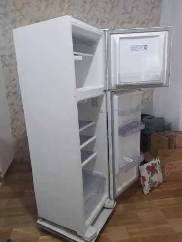 Vendo geladeira frosfree Eletrolux novinha.