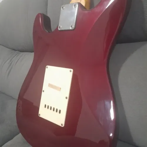 Guitarra strato Behringer vermelha