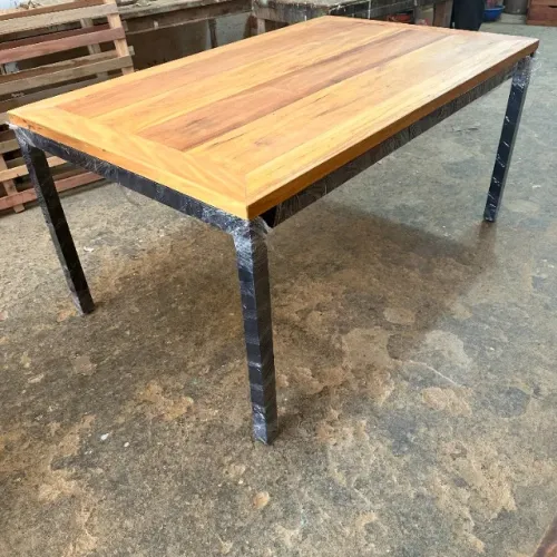 Mesa De Peroba Rosa Com Pé De Ferro Pintura Eletrostática 