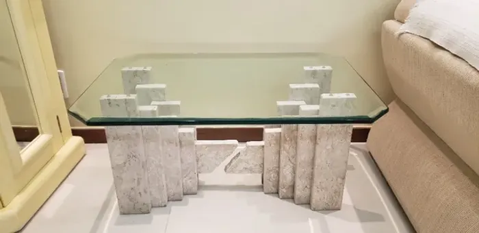 Mesa De Centro Com Pés De Mármore Travertino e Tampo De Vidro.