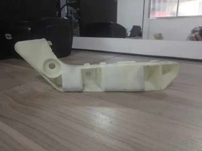 Guia Direita do Parachoque Dianteiro Nissan Grand Livina 02225 GJ400