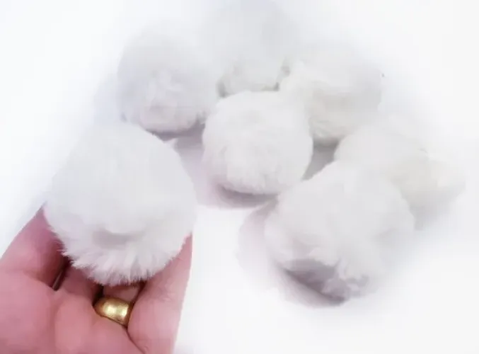 Pacote com 50 Pompons de Pelúcia NYBC.