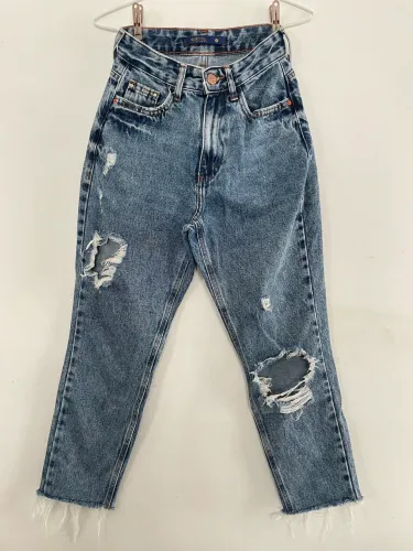 Calça jeans mom destroyed 