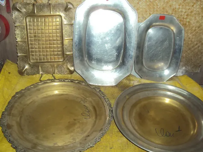 bandeja antiga .cobre /latao /madeira /bronze ;prata ;OBS VALOR CADA PEÇA /