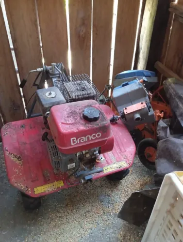 vendo Motocultivador tratorito marca branco com uma plantadeira de 1 linha pouco usados