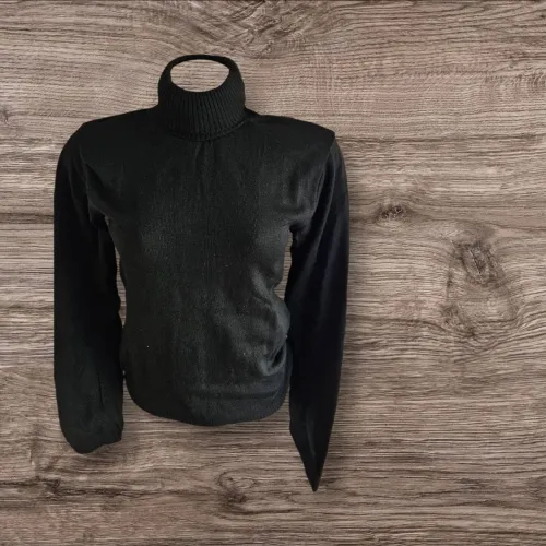 Blusa de Tricô Gola Alta Preta