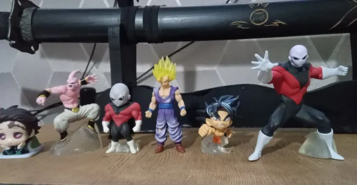 Seis figuras miniaturas originais Dragon Ball e uma demon slayer 